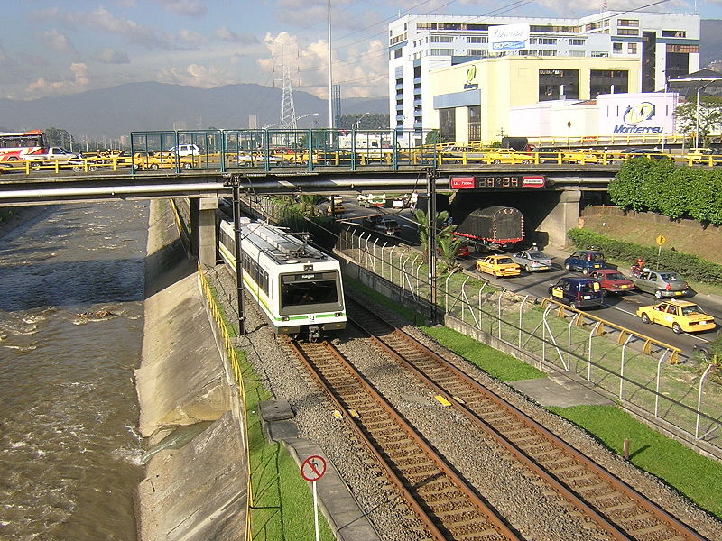 Mujer se lanzó con su hija de 8 años al Metro de Medellín