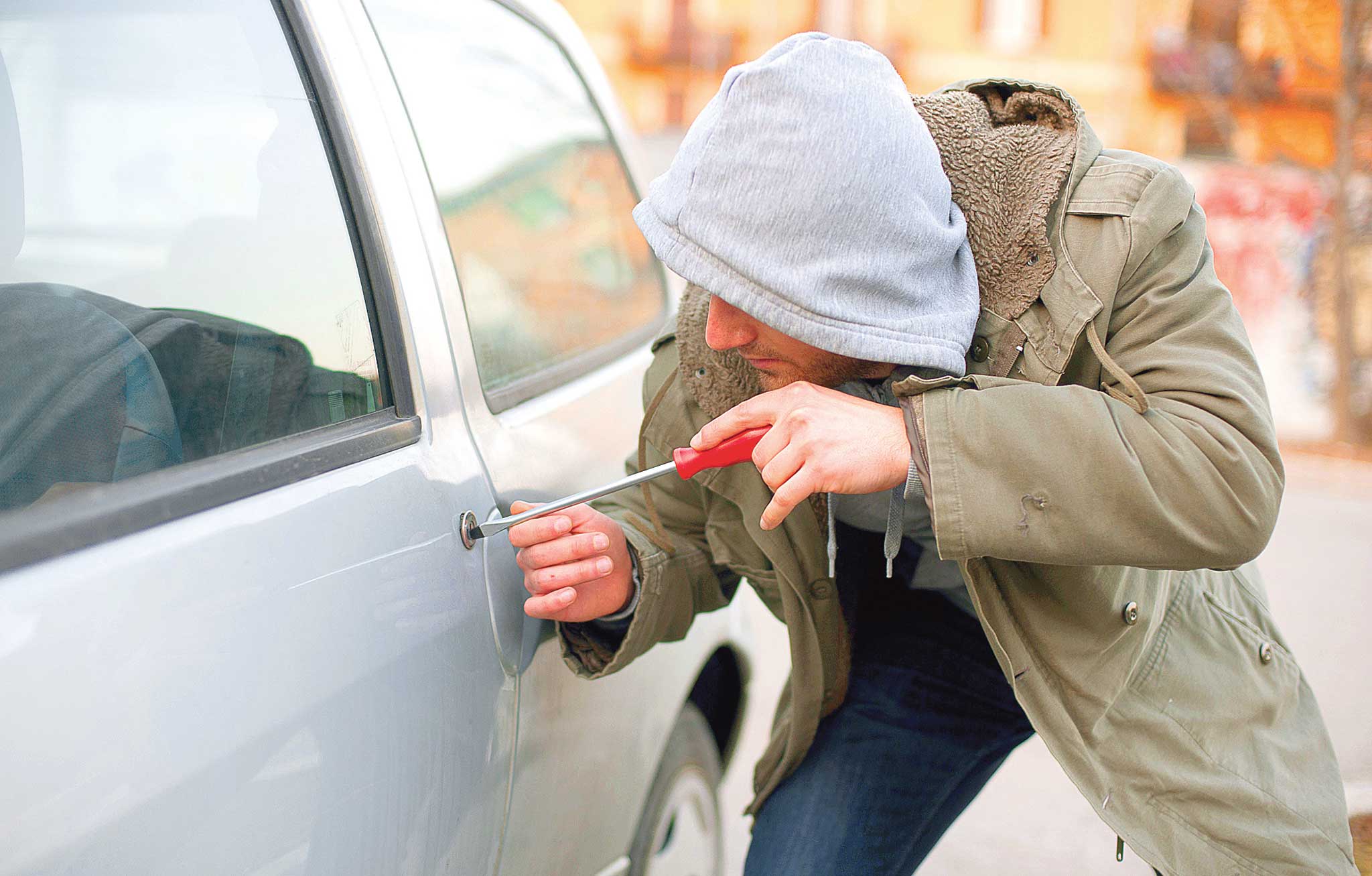 ¿Existe algún peligro en dejar el carro bajo el sol durante mucho tiempo?