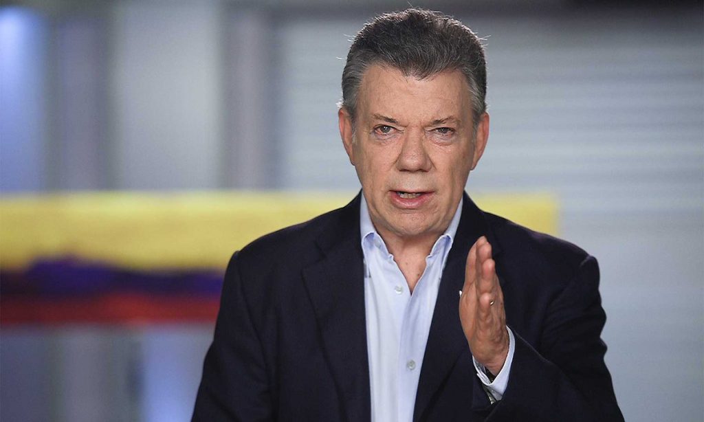 "No pretenda usar a Colombia para tapar su revolución fracasada": Santos a Maduro