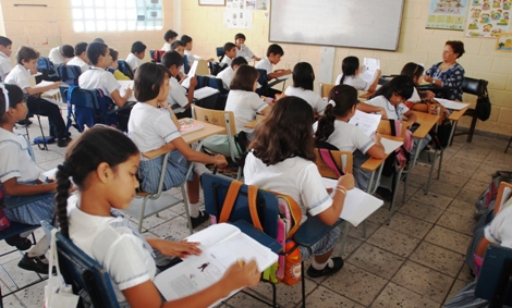 Docentes denuncian estafas por supuestas vacantes en Instituciones Educativas