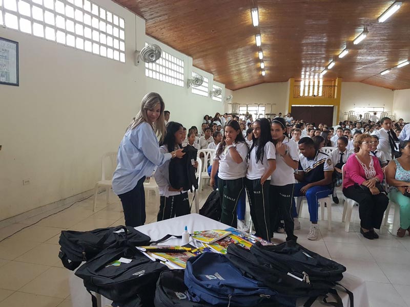 Estudiantes de estratos 1 y 2 recibieron 13.841 kits escolares en Valle