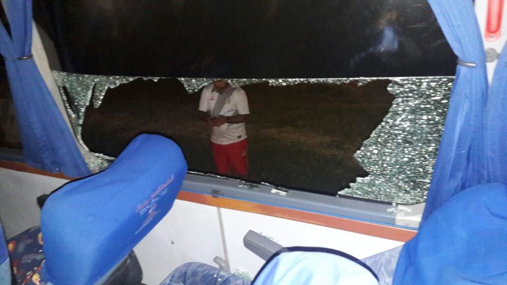 Un jugador herido dejó ataque de supuestos hinchas del América a bus del Quindío
