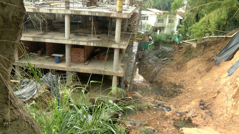 Frenan construcción de edificio por fractura en canal de aguas lluvias Santa Mónica
