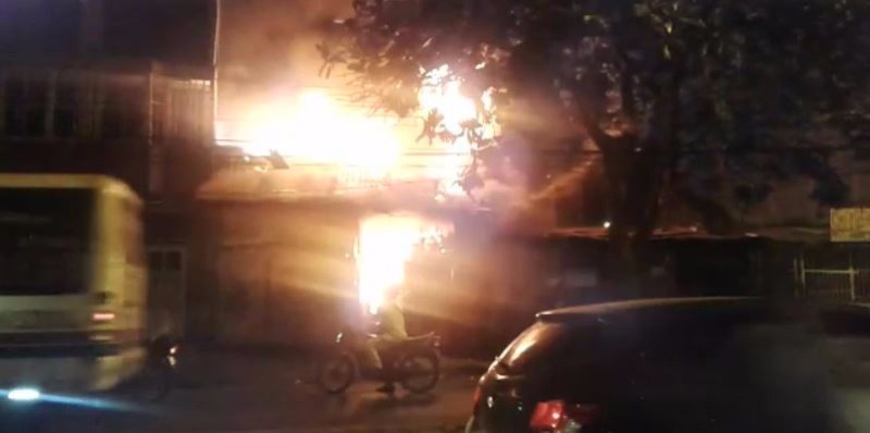 Incendio en bodega de reciclaje en Las Orquídeas dejó dos personas afectadas