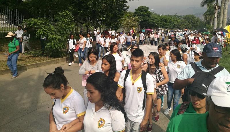 Estudiar sábados y festivos, propuesta para recuperar clases por paro de maestros