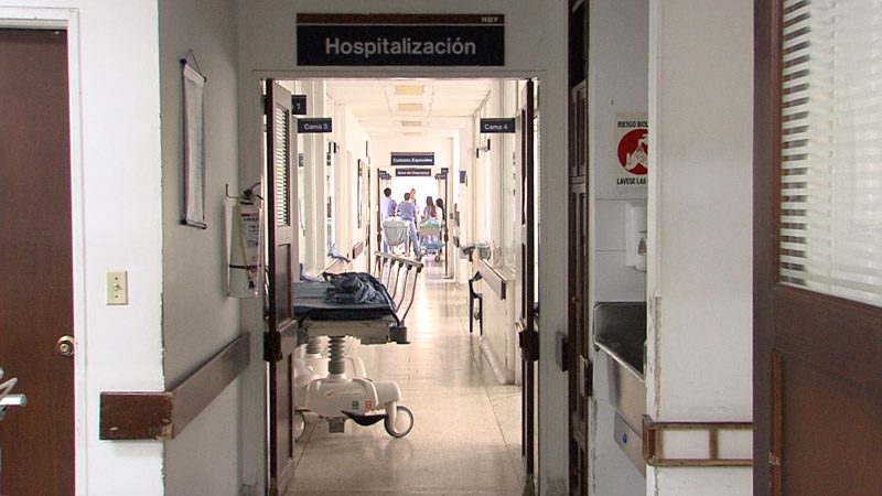 Mujer que fue atacada con ácido por un desconocido en Cali podría perder su visión