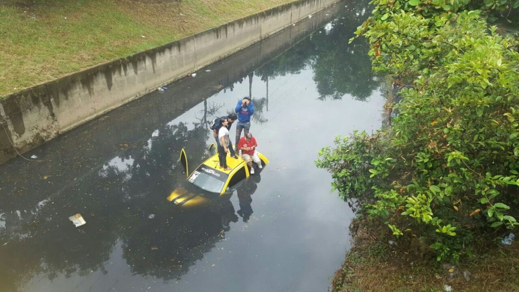 Taxi con cuatro pasajeros cayó a canal de aguas residuales en Alfonso López
