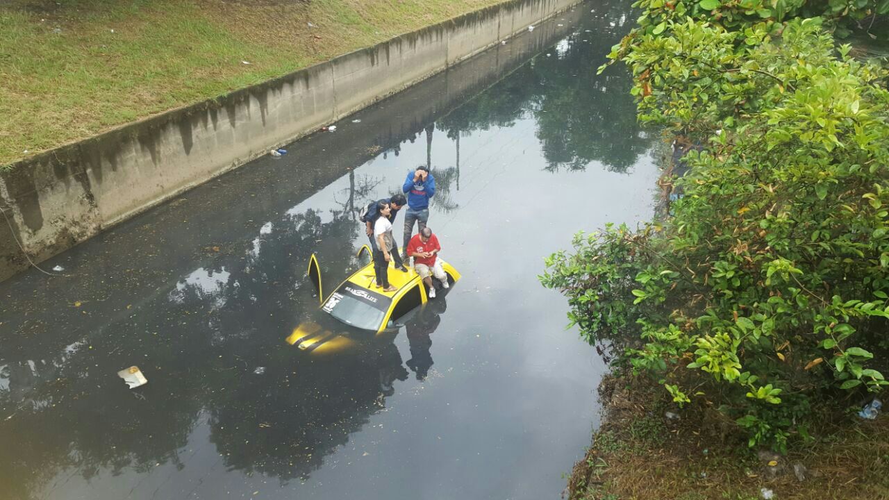 Taxi con cuatro pasajeros cayó a canal de aguas residuales en Alfonso López