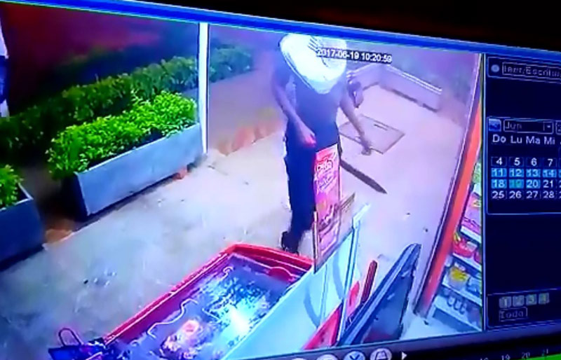 Video: con machetes y armas 'hechizas' asaltaron negocio en Las Vegas de Comfandi