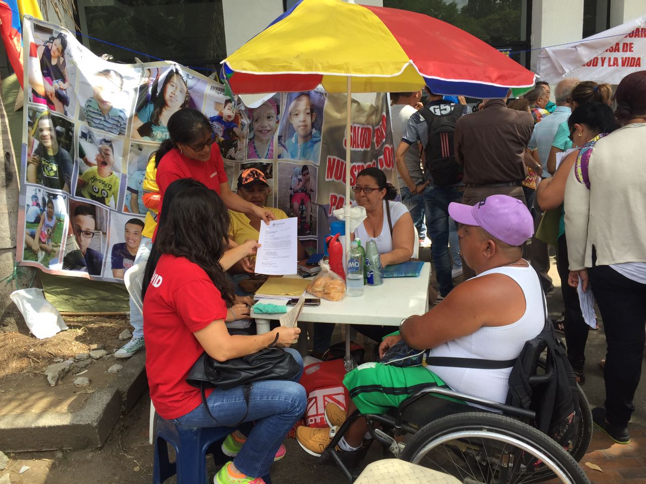 A pesar de promesa de Medimás, pacientes del plantón en Cafesalud no tienen medicamentos