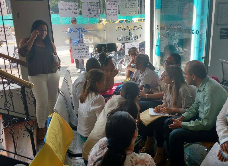 Mujeres se tomaron sede de Medimás para exigir atención de sus hijos