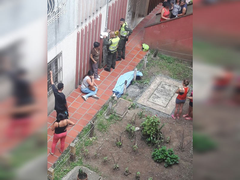 En aparente suicidio, hombre murió tras caer de quinto piso en unidad de Chiminangos
