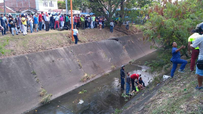 Murió motociclista tras ser atropellado por conductor y caer a canal de aguas lluvias