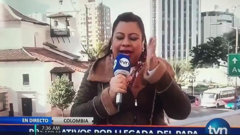 Periodista panameña monta al Papa Francisco en el ‘Batimóvil’ de Batman