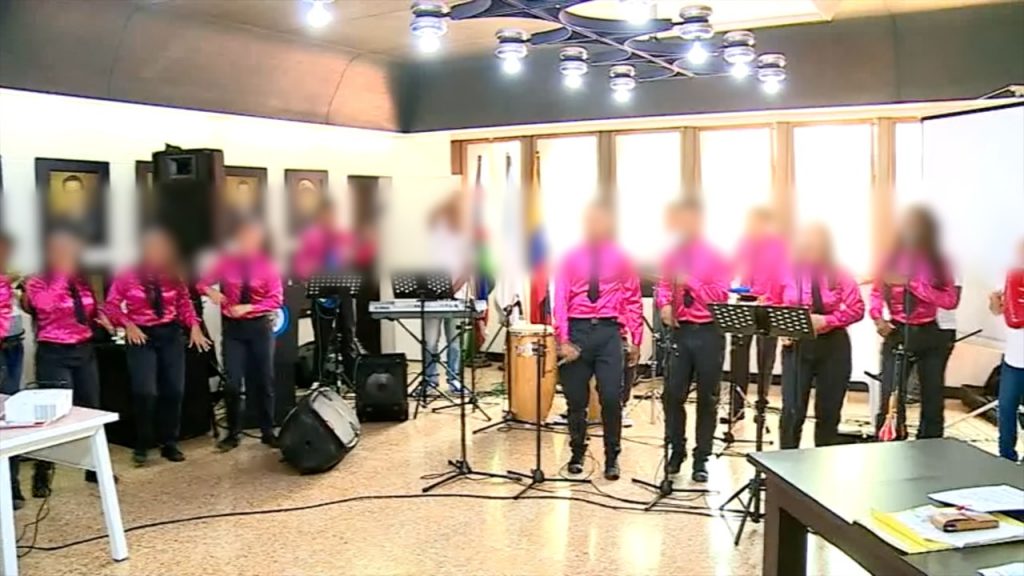 Jóvenes reclusos se resocializan actuando con su orquesta ‘Esencia Pura’