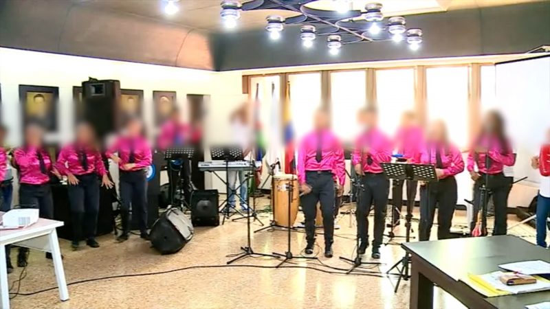 Jóvenes reclusos se resocializan actuando con su orquesta ‘Esencia Pura’
