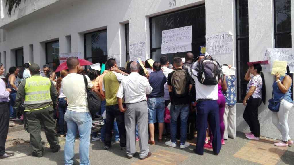 Empleados de IPS que cerró en Cali denuncian que les deben cuatro meses de sueldo