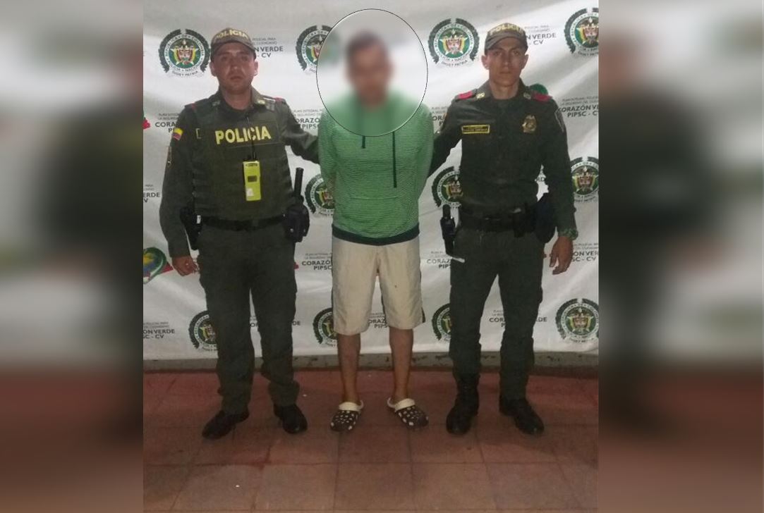 En video: chaleco antibalas salvó a Policía que fue atacado con un puñal