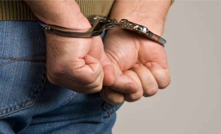 Cárcel a profesor universitario por extorsionar a sus estudiantes