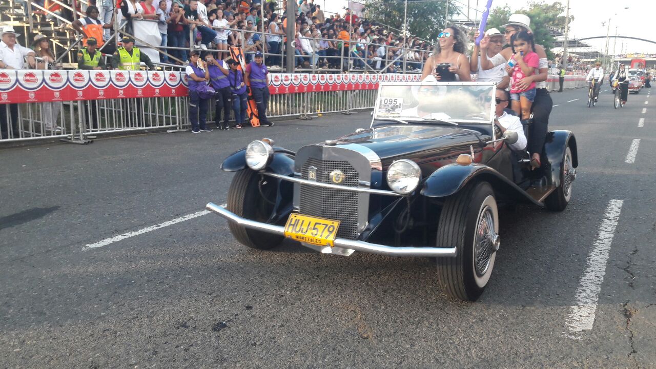 Feria de Moda: 'retro', 'vintage' y sombreros en los autos clásicos y melómanos