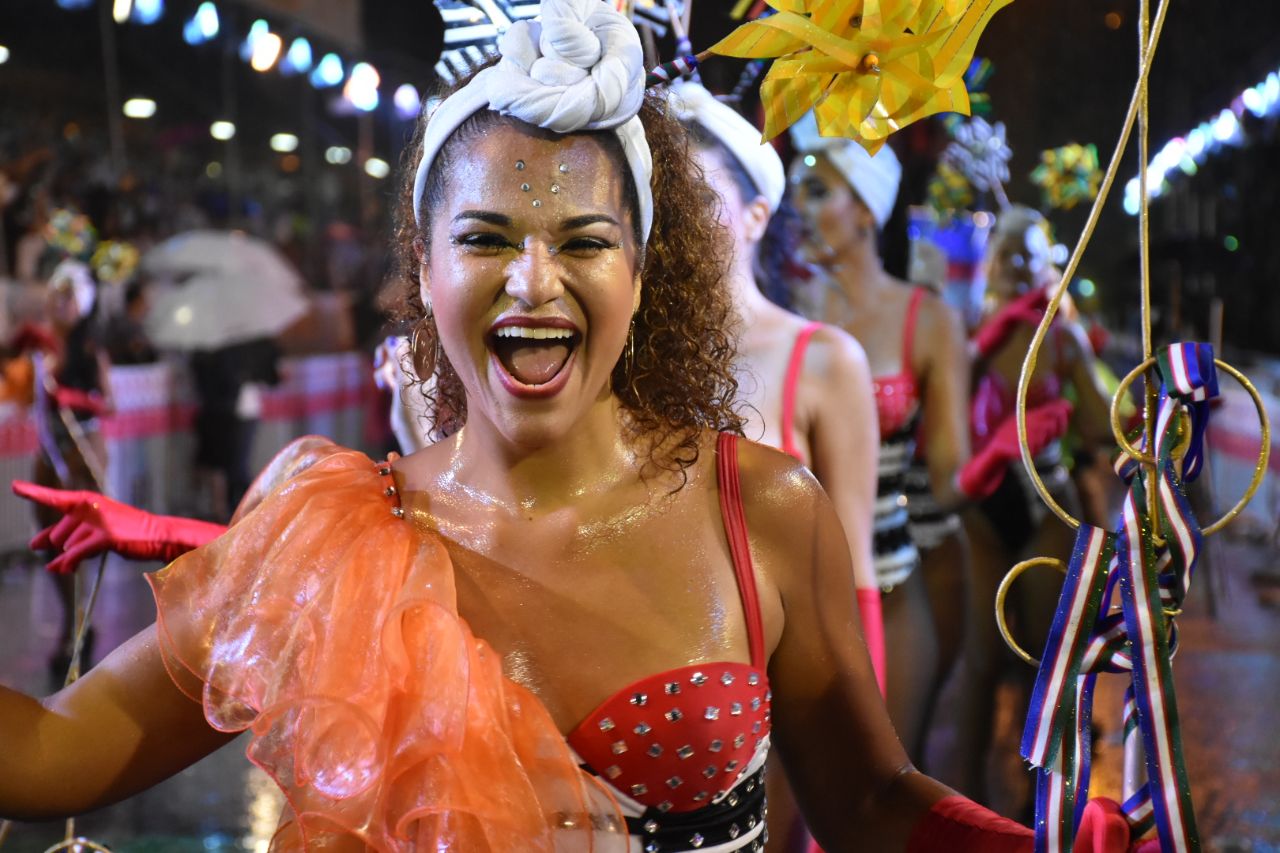 Colores vivos y lentejuelas, foco de la Moda en el primer día de Feria
