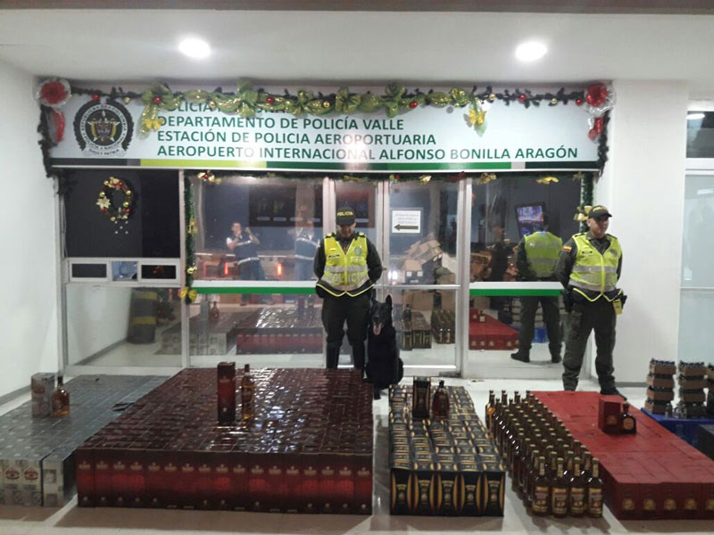 Incautan más de 1.400 botellas de licor de contrabando en el Bonilla Aragón