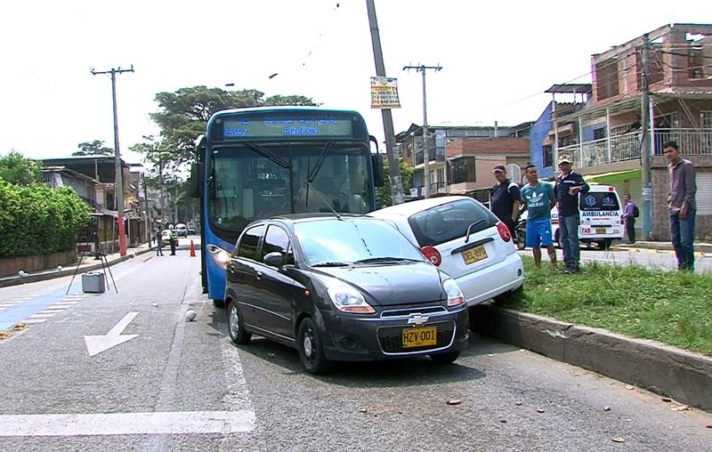 Conductor provocó choque múltiple por omitir semáforo en rojo al oriente de Cali