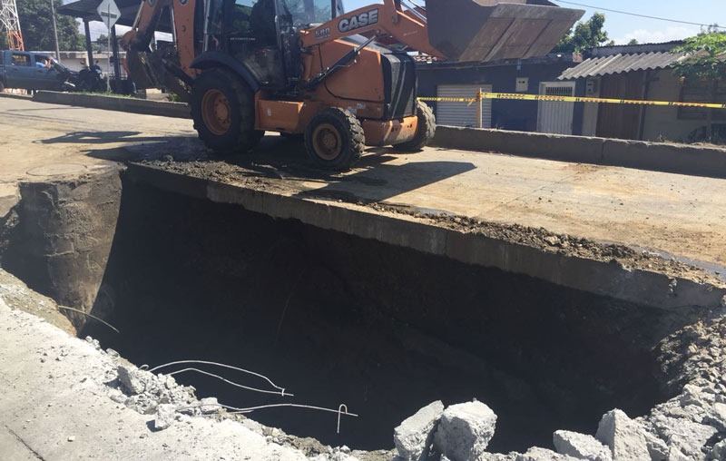 Alerta por enorme hueco de 4 metros de profundidad que apareció en vía Cali – Yumbo
