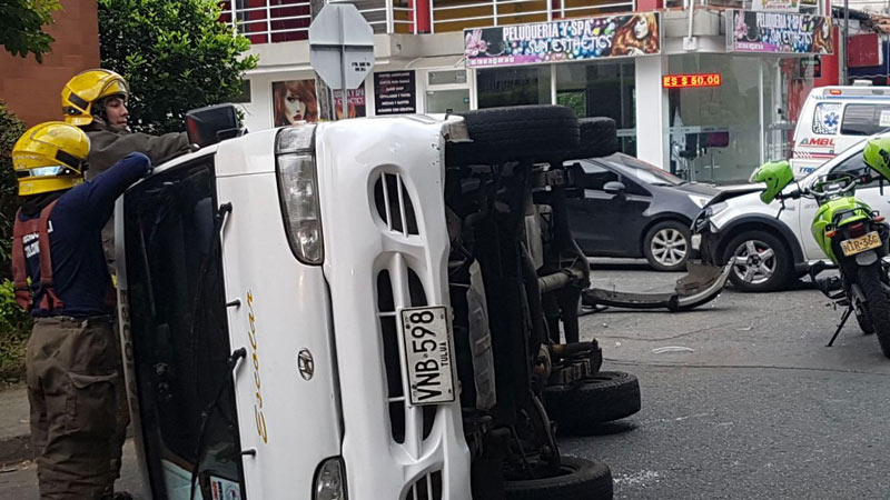 Buseta escolar con menores de edad a bordo se volcó en Cali