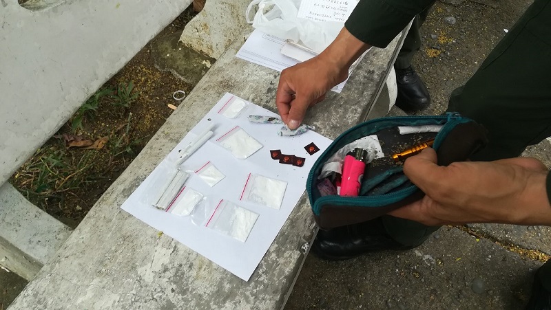 Hallan cocaína y marihuana en cartuchera de menor de edad en colegio de Cali