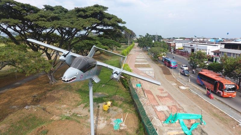 Histórico avión de la Fuerza Aérea Colombiana fue instalado sobre Corredor Verde en Cali