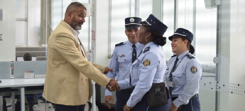 Hombre norteamericano fue salvado por agentes de tránsito tras sufrir infarto