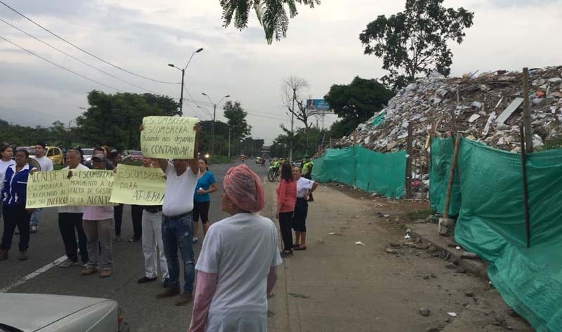 Habitantes de Comuna 16 exigen solución definitiva al problema de escombrera de la 50