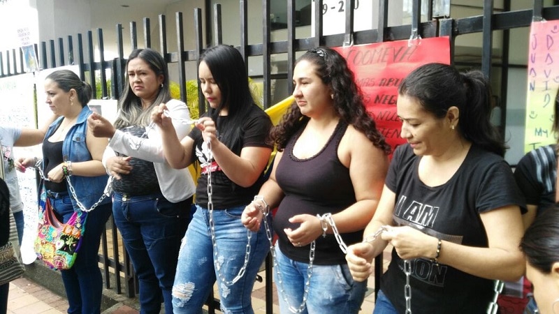 Madres de niños con enfermedades huérfanas se encadenan en sede de Coomeva en Cali