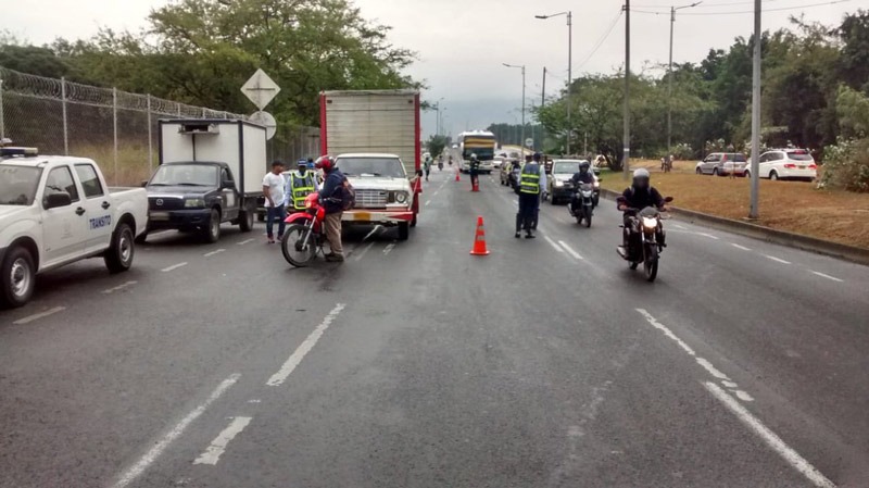 Agente de tránsito de Cali fue agredida cuando intentó inmovilizar un carro