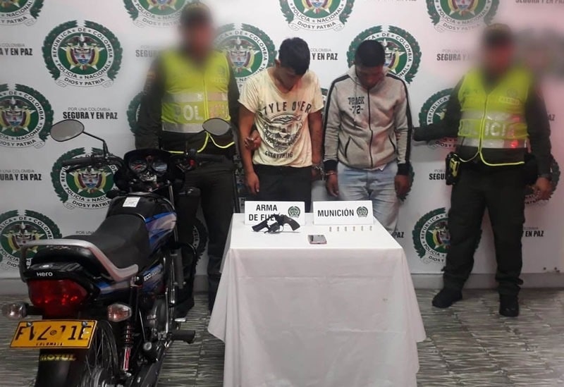 Capturan en flagrancia a dos hombres luego de atracar a una mujer en Buga, Valle