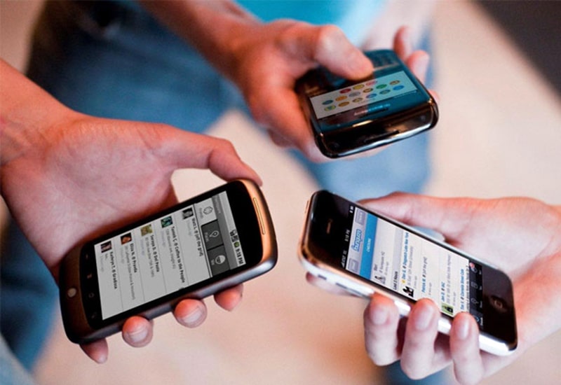 Polémica en Colombia por propuesta que busca prohibir los celulares en colegios