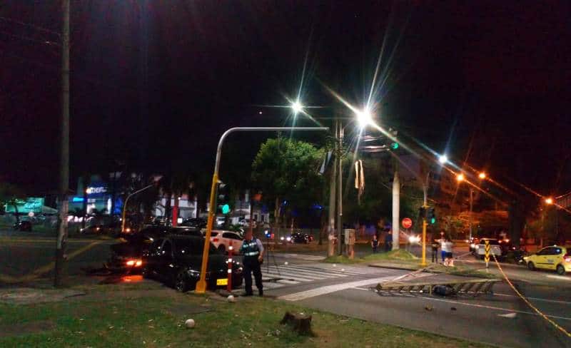 Choque de tres carros de alta gama en Cali estuvo a punto de causar una tragedia