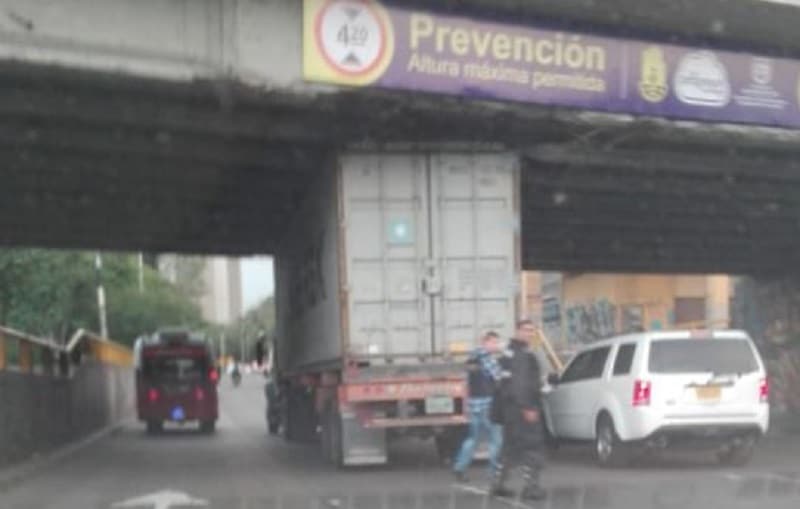 Congestión vial en oeste de Cali por tractocamión atorado bajo puente vehicular
