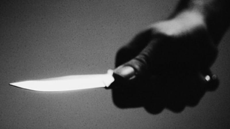 Una mujer denunció que su expareja intentó asfixiarla y luego la apuñaló