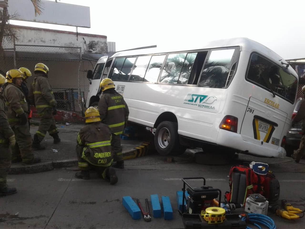Buseta escolar se estrelló contra parqueadero en el sur de Cali, hay varios heridos