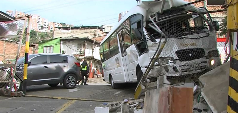 Falleció uno de los heridos tras accidente de buseta escolar en barrio Santa Isabel