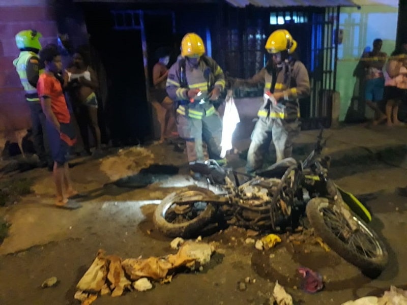 Motocicleta de la Policía fue incinerada en barrio Potrero Grande, oriente de Cali