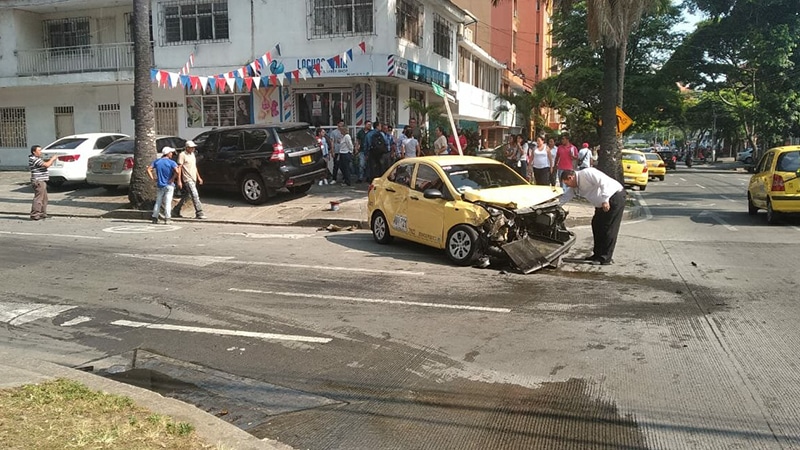 Aparatoso accidente deja dos personas lesionadas en el barrio Versalles
