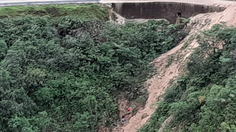 Fatal accidente en Putumayo por deslizamiento que arrastró vehículo al abismo