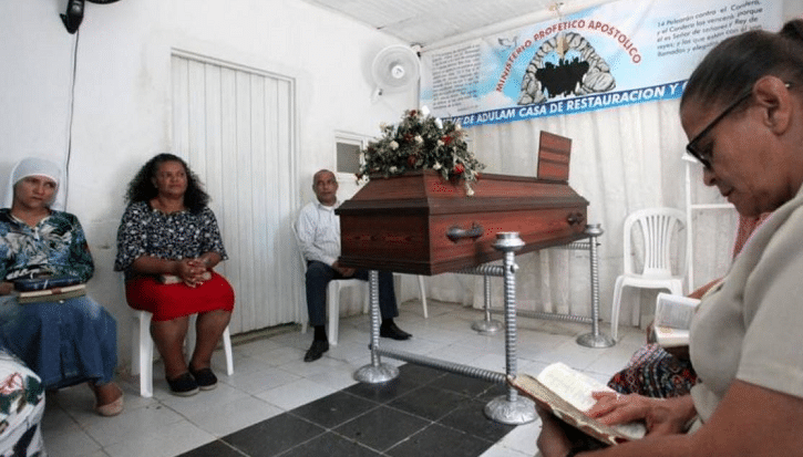 Esperando que resucite, cuerpo de venezolano lleva más de ocho días en velación