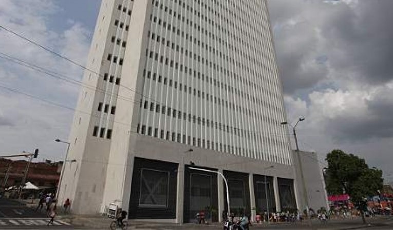 Por condiciones laborales, abogados defensores protestan en Palacio de Justicia