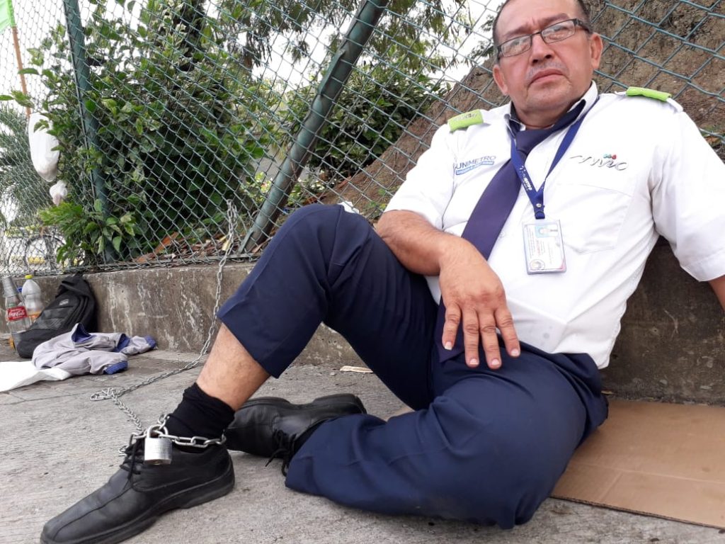Conductor del Mío se encadenó en Unimetro para denunciar falta de pagos