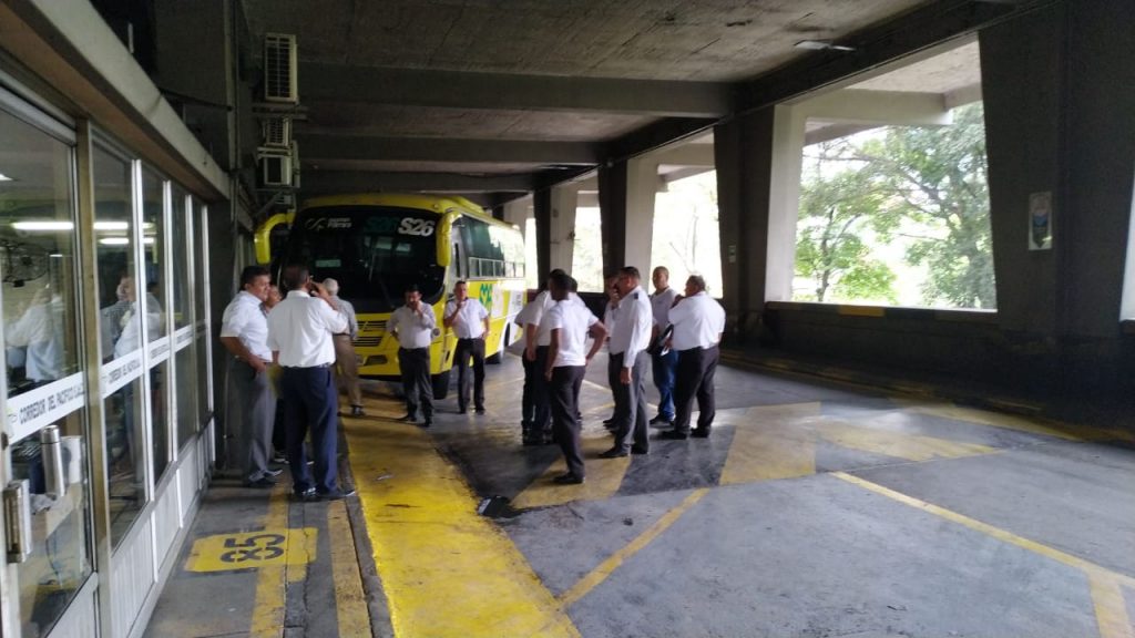 Conductores de transporte público de Buenaventura en paro por transporte informal