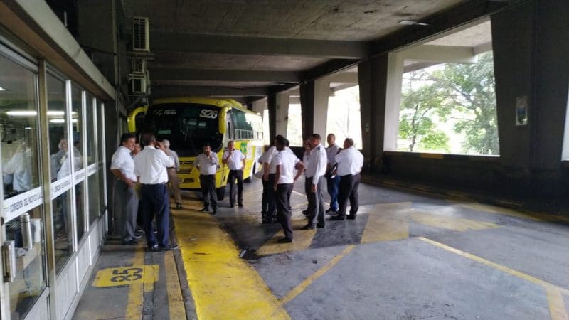 Conductores de transporte público de Buenaventura en paro por transporte informal